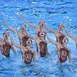 Jiangmen, China. Das Team der Beijing Sport University präsentiert sich bei der Teamvorführung im Kunstschwimmen (dem früheren Synchronschwimmen) auf den 15. Nationalspielen Chinas in der Provinz Guangdong, im Süden des Landes