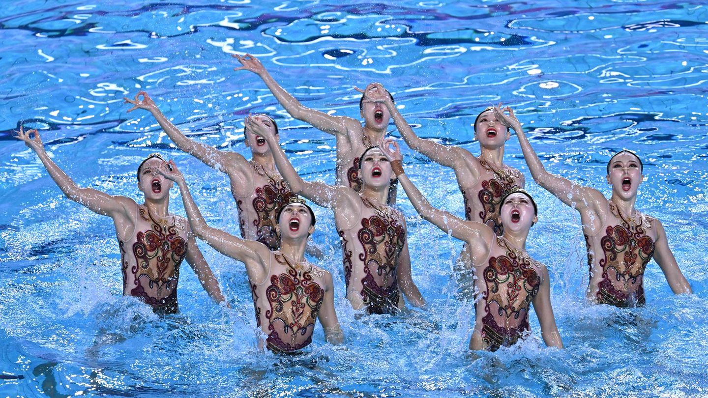 Jiangmen, China. Das Team der Beijing Sport University präsentiert sich bei der Teamvorführung im Kunstschwimmen (dem früheren Synchronschwimmen) auf den 15. Nationalspielen Chinas in der Provinz Guangdong, im Süden des Landes