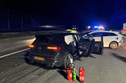 Auf der A4 bei Köln sind in einem verlassenen Unfallwagen Sprengmittel entdeckt worden. Die Autobahn wurde nach dem brisanten Fu