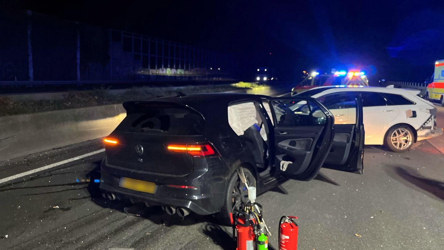 Auf der A4 bei Köln sind in einem verlassenen Unfallwagen Sprengmittel entdeckt worden. Die Autobahn wurde nach dem brisanten Fu