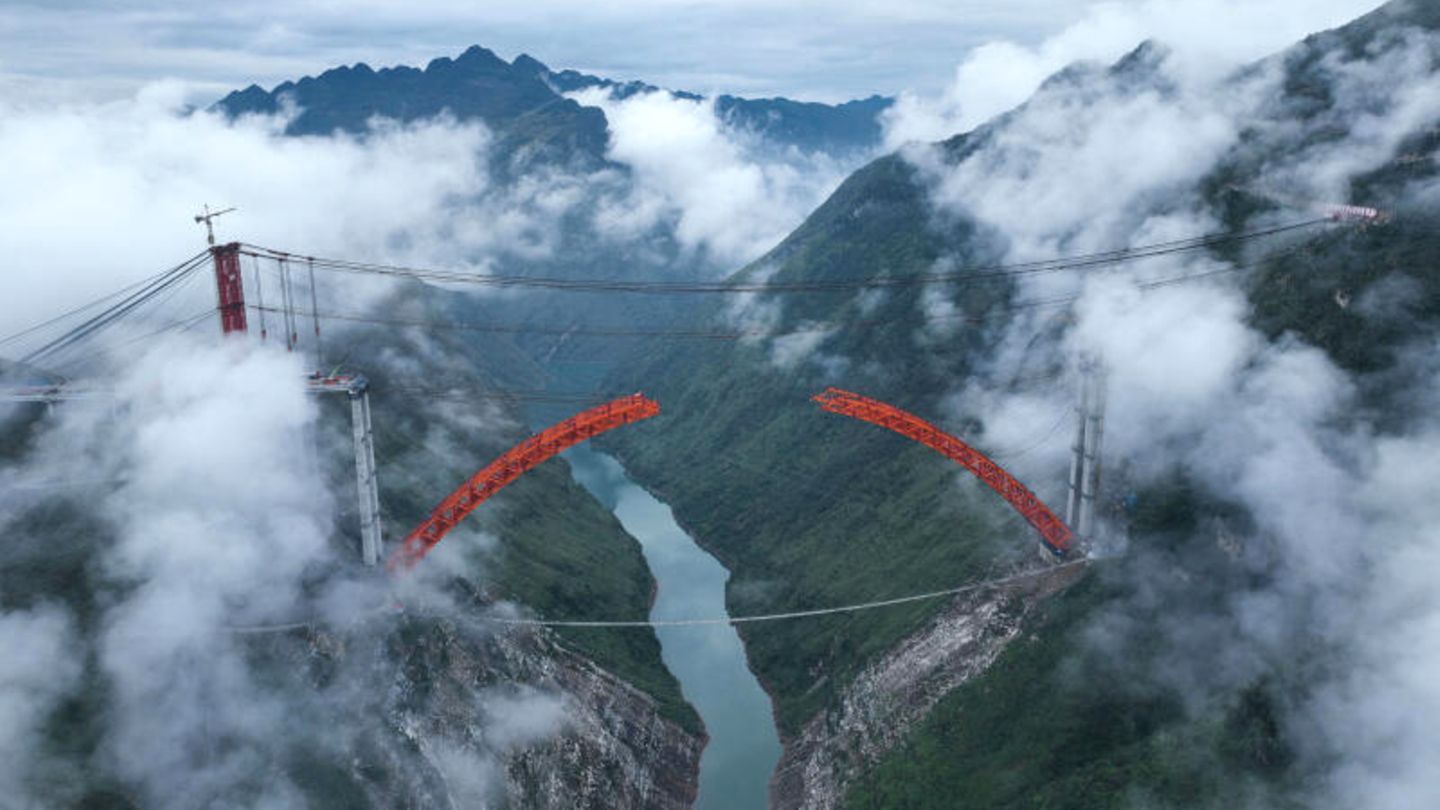 Provinz Guizhou., China. Das Luftbild einer Drohne zeigt die im Bau befindliche Guniu-Flussbrücke in der südwestchinesischen Provinz. Die 881,8 Meter lange Brücke ist ein wichtiges Projekt für die Autobahnverbindung von Anshun nach Panzhou