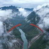 Provinz Guizhou., China. Das Luftbild einer Drohne zeigt die im Bau befindliche Guniu-Flussbrücke in der südwestchinesischen Provinz. Die 881,8 Meter lange Brücke ist ein wichtiges Projekt für die Autobahnverbindung von Anshun nach Panzhou