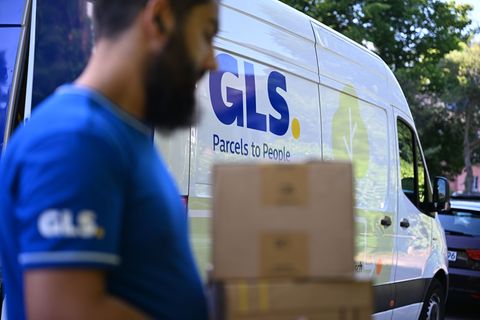 Ein Paketbote von GLS bei der Arbeit. Foto: Wolf von Dewitz/dpa