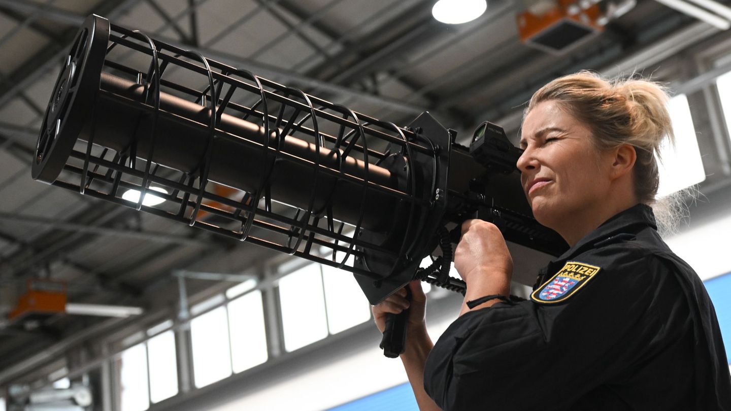 Eine Oberkommissarin der Polizeifliegerstaffel Hessen demonstriert im Kompetenzzentrum Drohnen den Einsatz eines Jammers. Die Dr