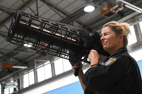 Eine Oberkommissarin der Polizeifliegerstaffel Hessen demonstriert im Kompetenzzentrum Drohnen den Einsatz eines Jammers. Die Dr