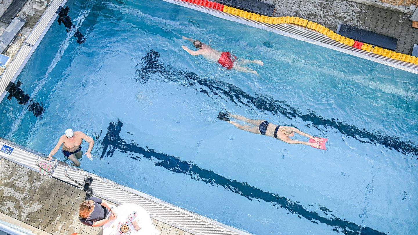 Mitten im November treibt es noch etliche ins private Freibad. Foto: Jason Tschepljakow/dpa