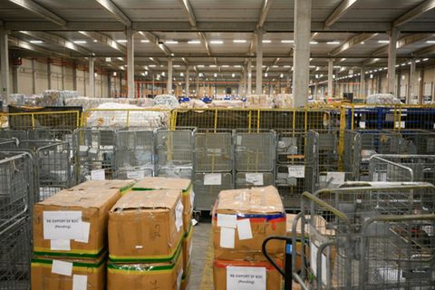 Pakete aus China bei der Zollabfertigung nahe Lüttich