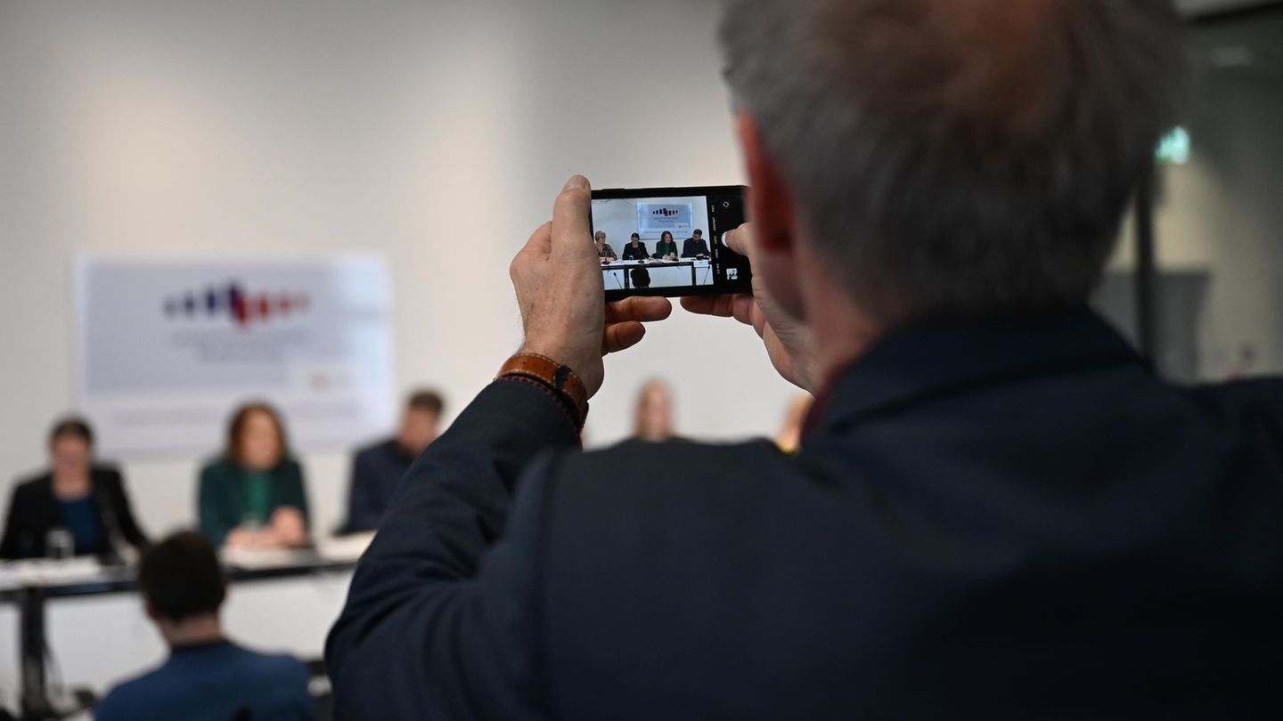 Die Details der Handyregeln sollen die Schulen in Niedersachsen und Hamburg selbst festlegen. Foto: Shireen Broszies/dpa