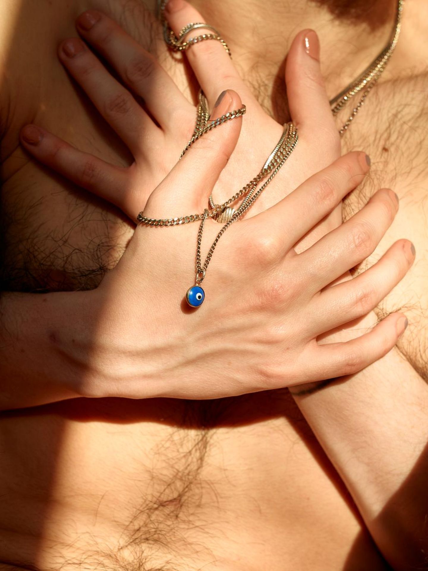 Sex: Eine Person umarmt ihren Partner von hinten