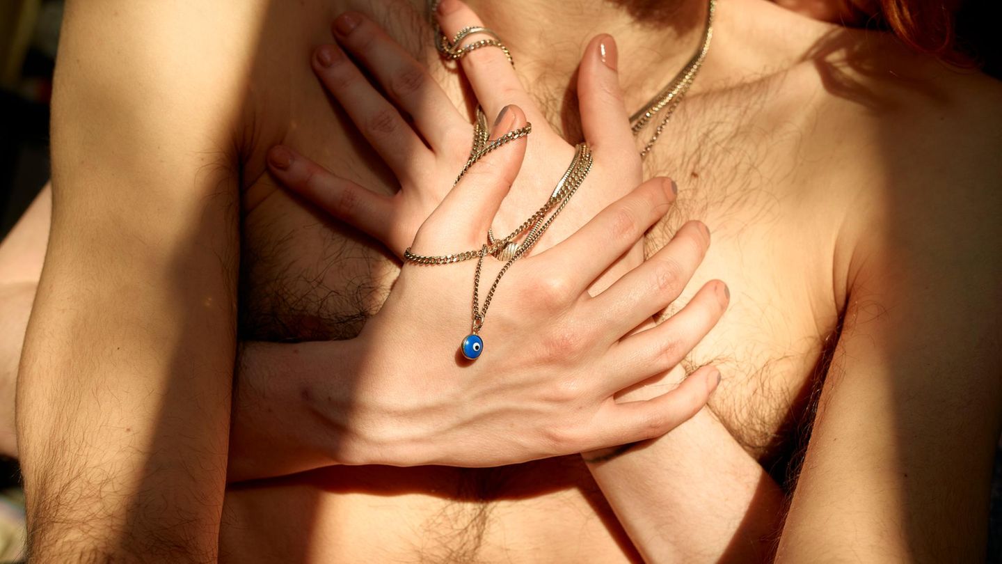 Sex: Eine Person umarmt ihren Partner von hinten