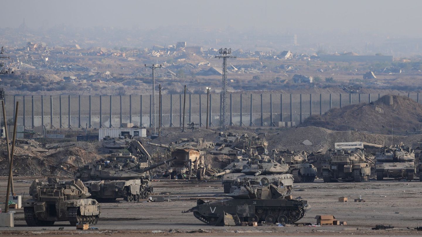 Panzer und anderes Militärgerät befeuern die Klimakrise - doch ihre Emissionen müssen nicht gemeldet werden. Foto: Ohad Zwigenbe