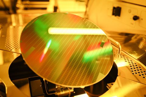 Mikrochips werden hauptsächlich aus Herstellerländern wie China oder Taiwan importiert. (Symbolbild) Foto: Christian Charisius/d