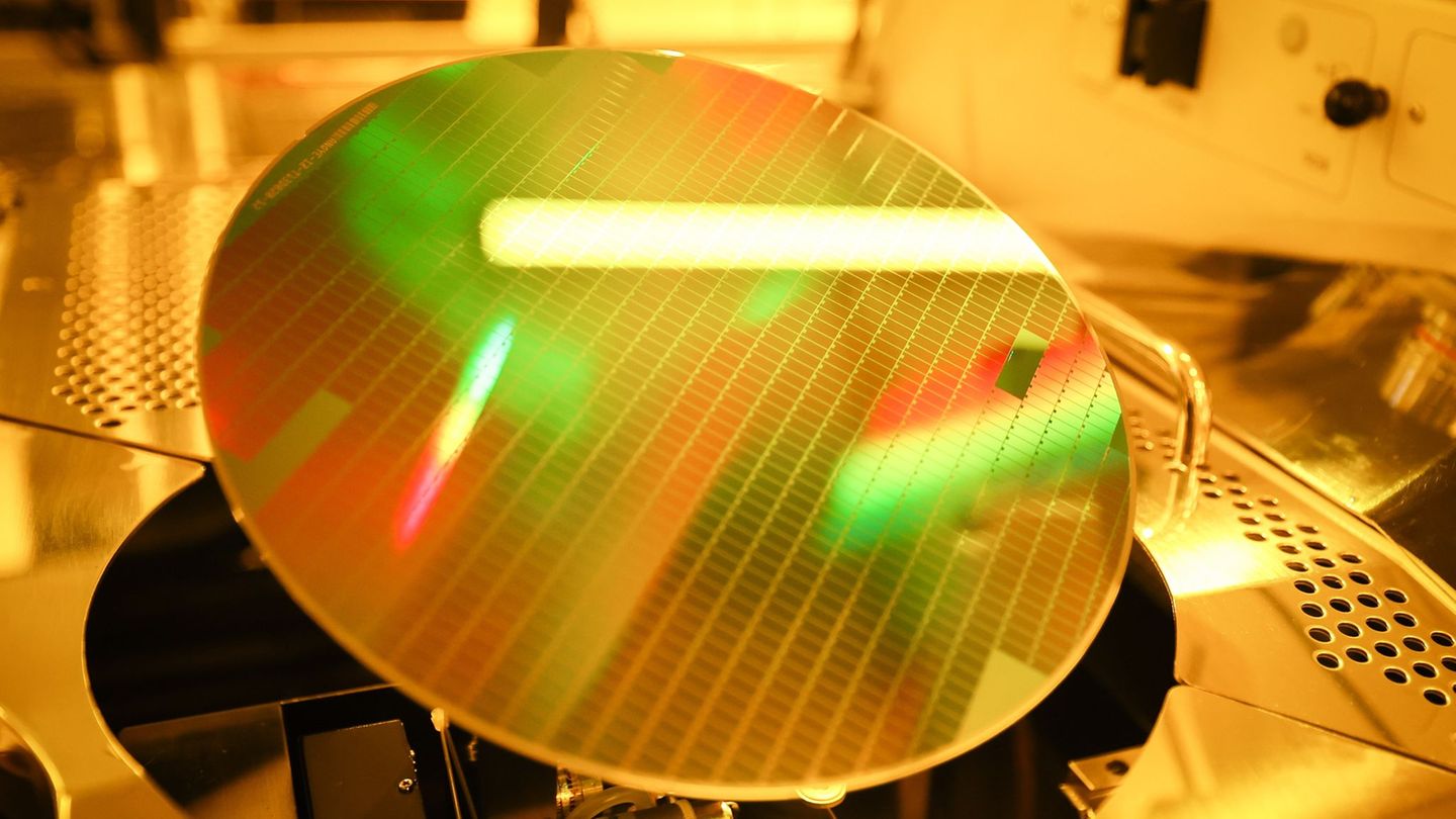 Mikrochips werden hauptsächlich aus Herstellerländern wie China oder Taiwan importiert. (Symbolbild) Foto: Christian Charisius/d
