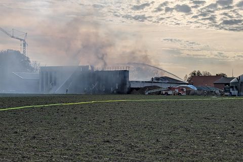 Das Feuer brach gegen Mittag aus. Foto: David Poggemann/Nord-West-Media TV /dpa