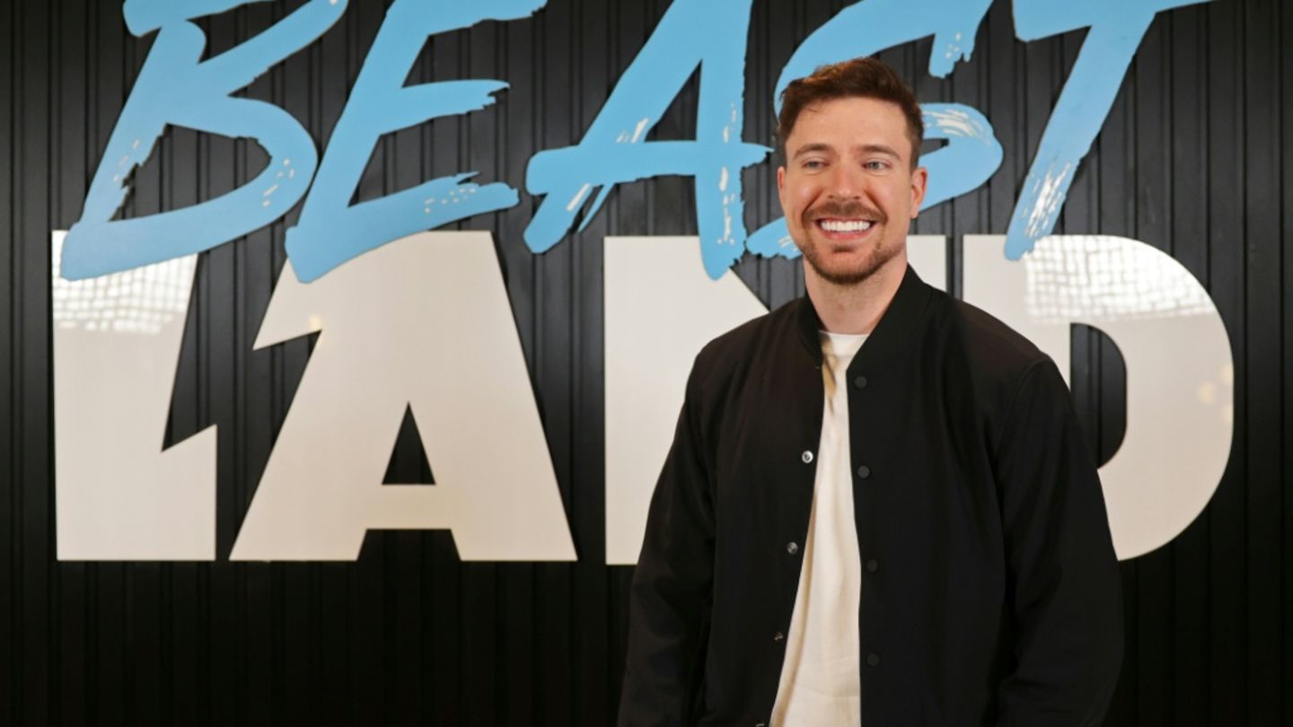 MrBeast vor seinem Logo