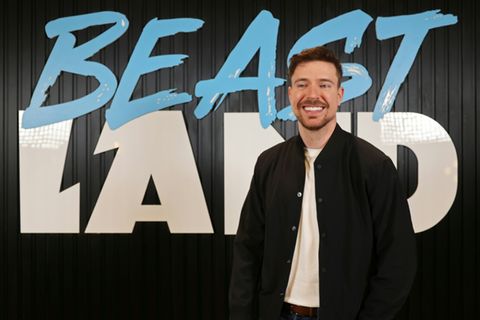 MrBeast vor seinem Logo