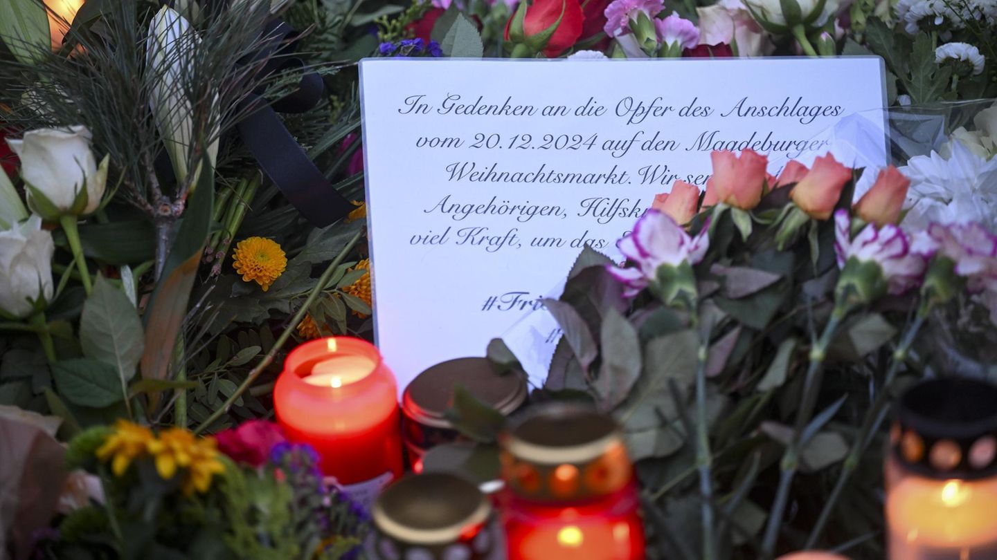 Ein Zettel zum Gedenken an die Opfer des Anschlags auf den Magdeburger Weihnachtsmarkt