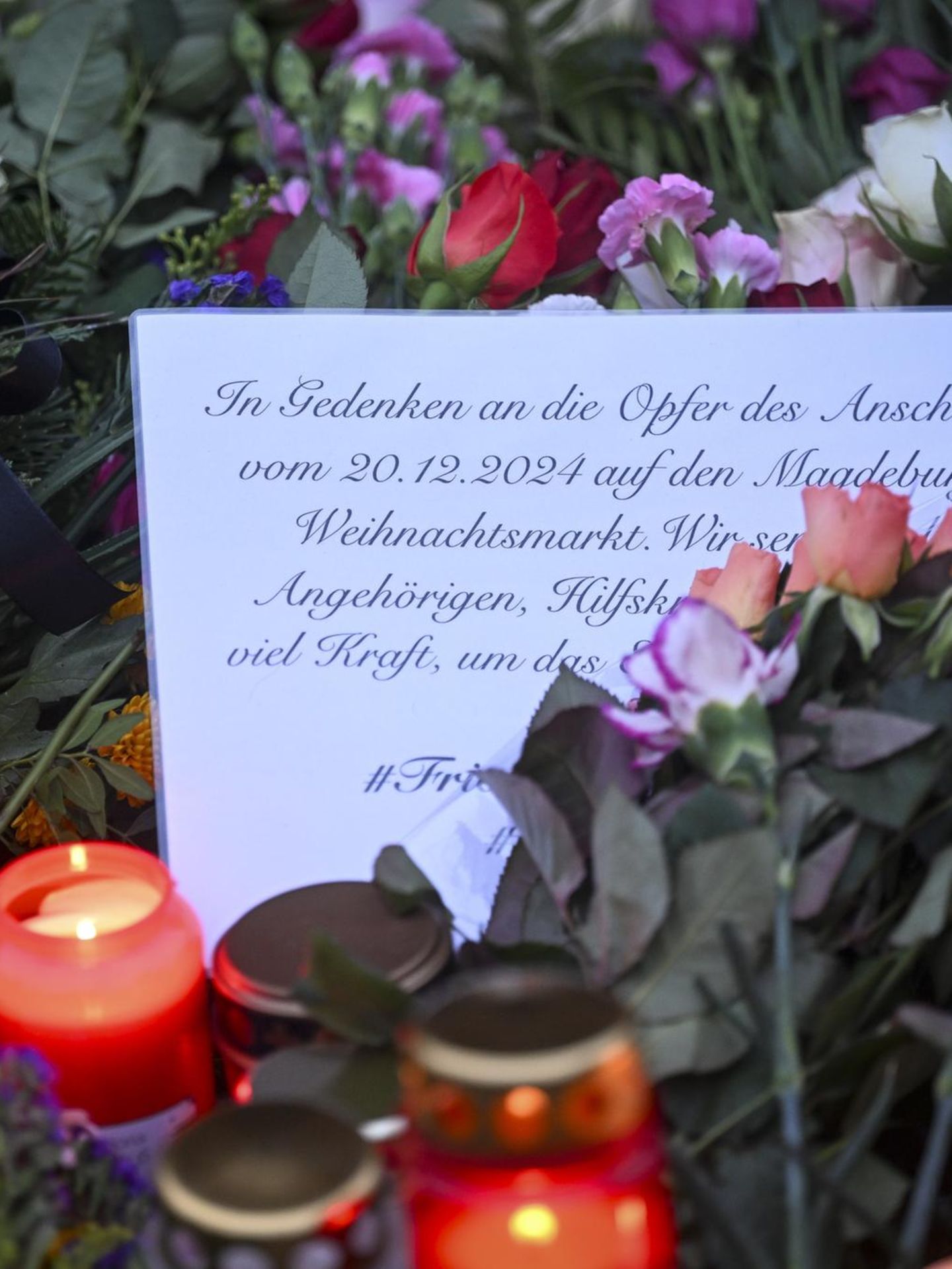 Ein Zettel zum Gedenken an die Opfer des Anschlags auf den Magdeburger Weihnachtsmarkt