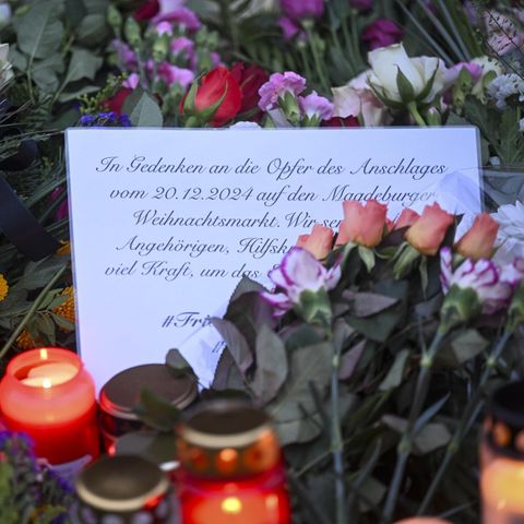 Ein Zettel zum Gedenken an die Opfer des Anschlags auf den Magdeburger Weihnachtsmarkt