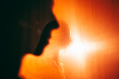 Eine Frau ist schemenhaft vor hellem Licht zu sehen. Denkt sie an Suizid?