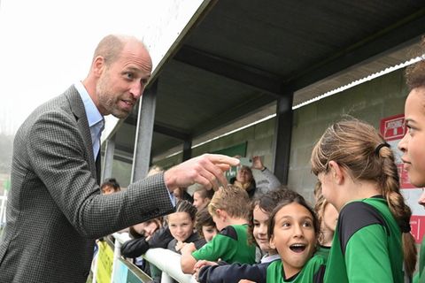 Prinz William mit Jugendspielern des Mousehole AFC.