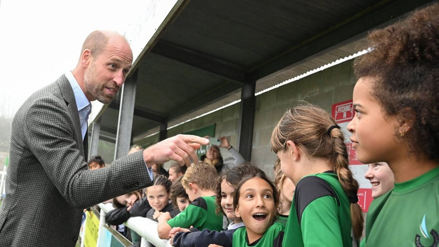 Prinz William mit Jugendspielern des Mousehole AFC.
