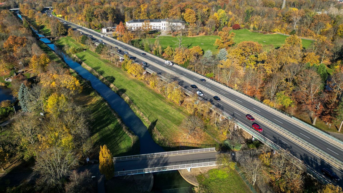 Der Verkehr darf nur noch einspurig über die Agra-Brücke rollen. (Archivbild) Foto: Jan Woitas/dpa