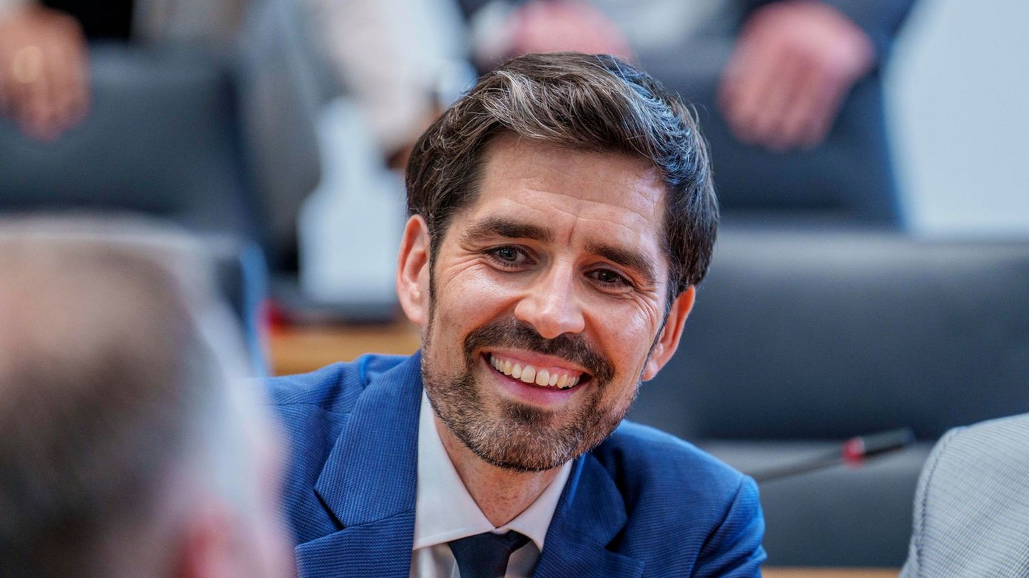 Bildungsminister Sven Teuber (SPD) sieht positive Methoden im Bildungssystem von Kanada. (Archivbild) Foto: Andreas Arnold/dpa