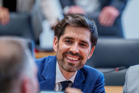 Bildungsminister Sven Teuber (SPD) sieht positive Methoden im Bildungssystem von Kanada. (Archivbild) Foto: Andreas Arnold/dpa