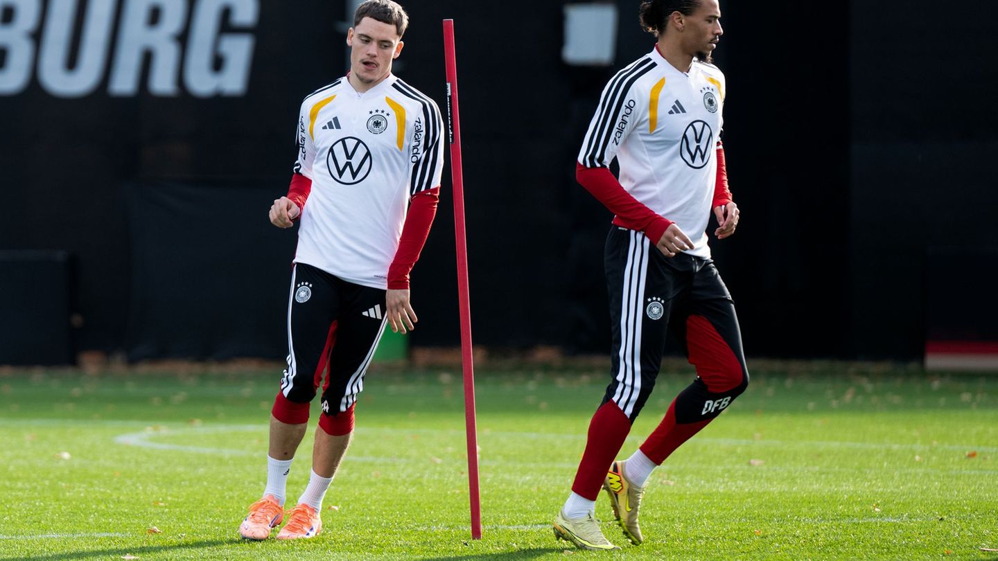 Leroy Sané (r) steht im Fokus. Foto: David Inderlied/dpa