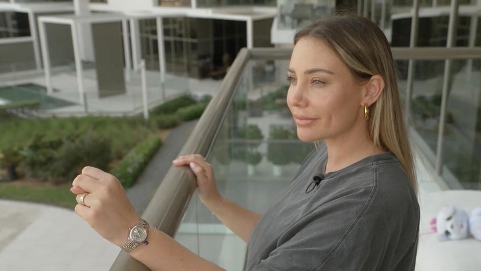 Nina, die Frau von Haftbefehl, an einem Geländer