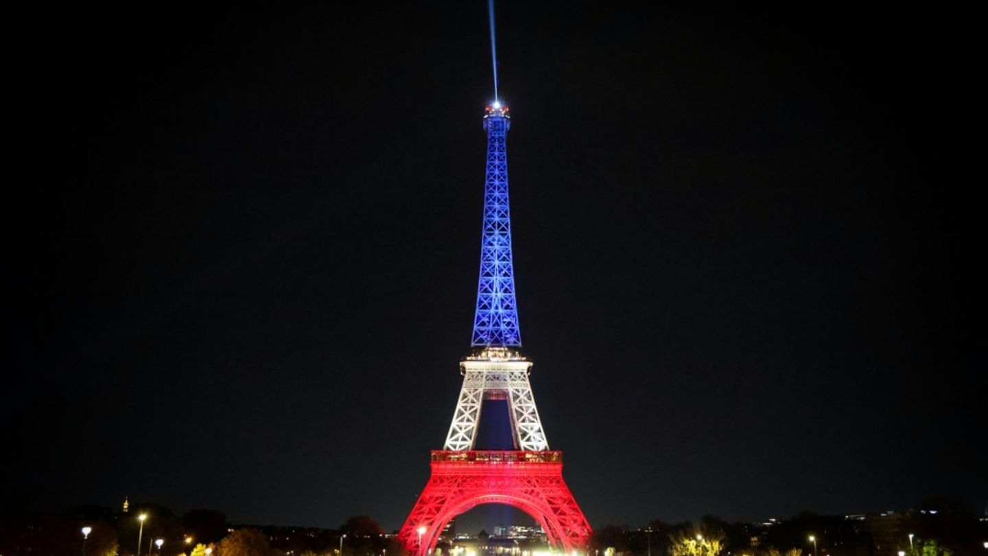 In den Nationalfarben angestrahlter Eiffelturm