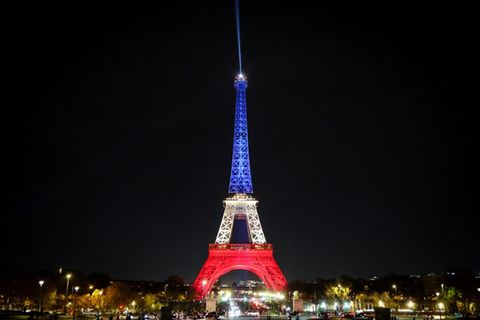 In den Nationalfarben angestrahlter Eiffelturm