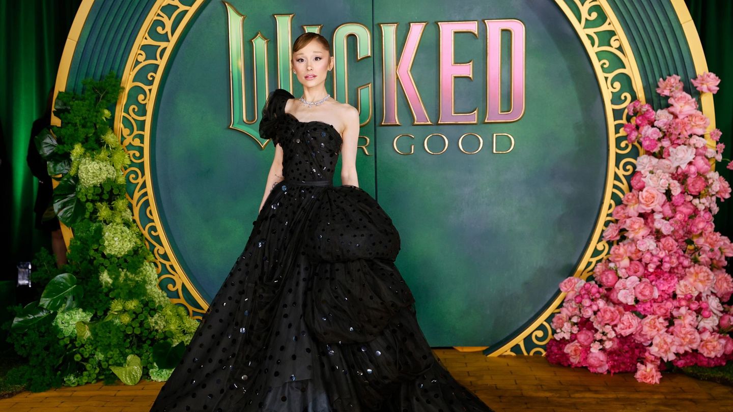 Bei der Premiere in Singapur erlebt Ariana Grande einen Schreckmoment