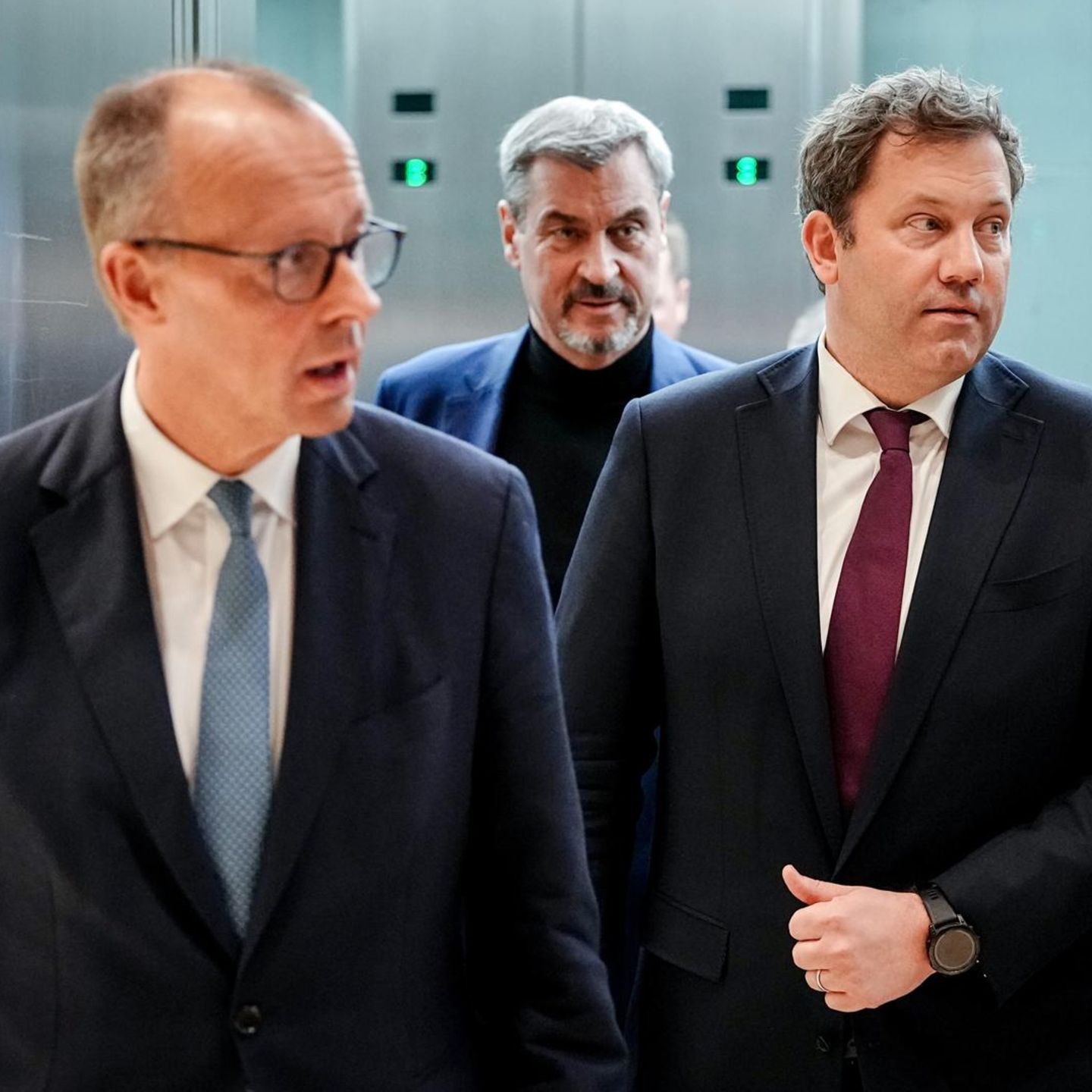 Friedrich Merz (l-r), Markus Söder und Lars Klingbeil kommen am Rande des Koalitionsausschusses zur Pressekonferenz