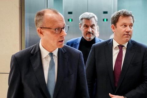 Friedrich Merz (l-r), Markus Söder und Lars Klingbeil kommen am Rande des Koalitionsausschusses zur Pressekonferenz
