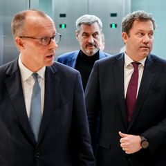 Friedrich Merz (l-r), Markus Söder und Lars Klingbeil kommen am Rande des Koalitionsausschusses zur Pressekonferenz