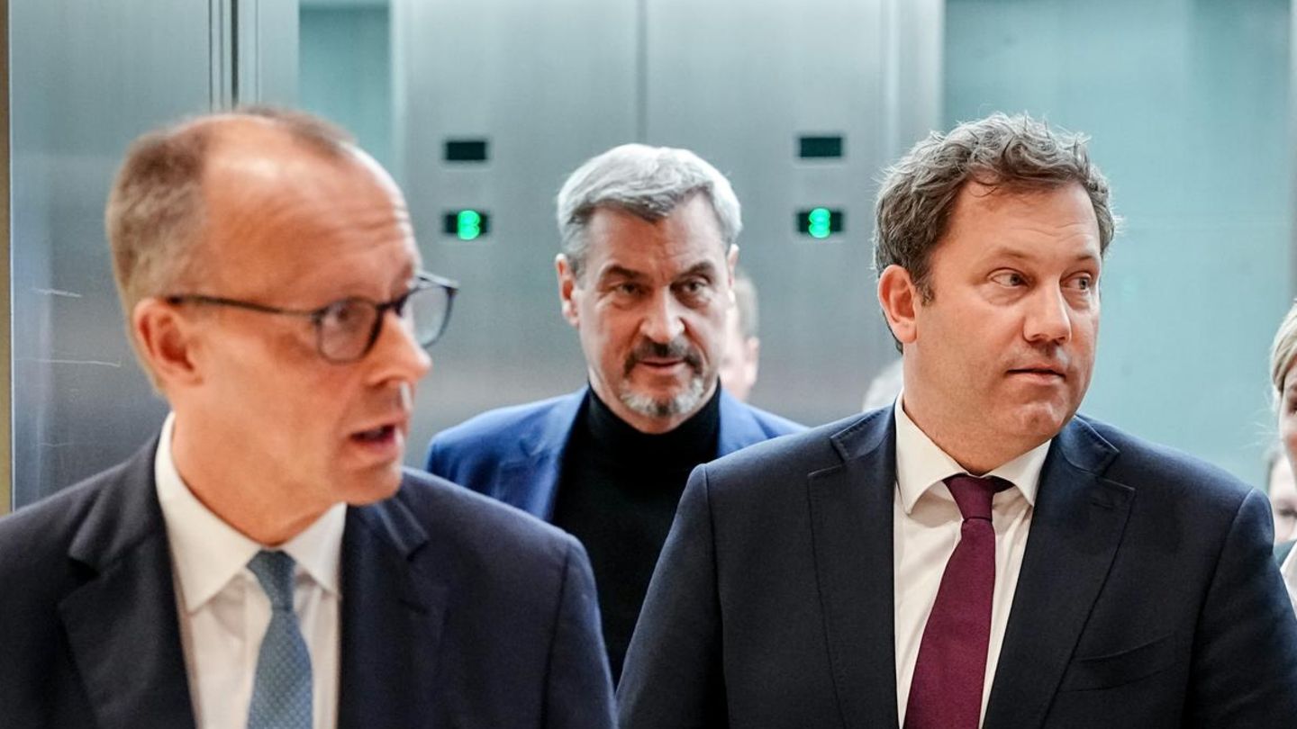 Friedrich Merz (l-r), Markus Söder und Lars Klingbeil kommen am Rande des Koalitionsausschusses zur Pressekonferenz
