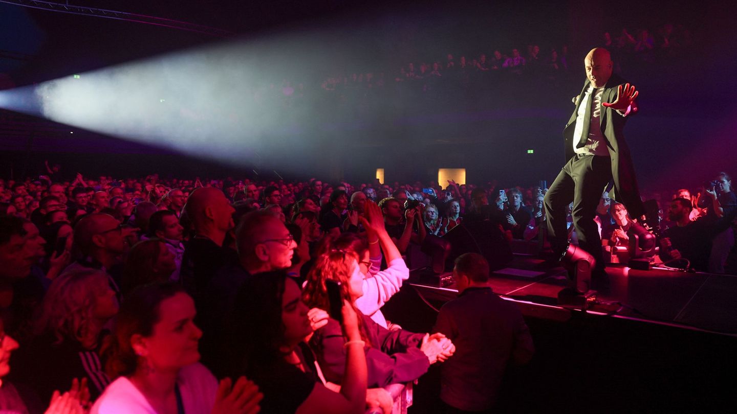 Unheilig sind zurück auf der Bühne. Foto: Jan Woitas/dpa