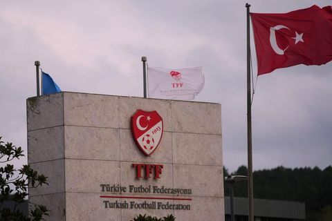 Eine türkische Fahne weht am Hauptsitz des türkischen Fußballverbands, der derzeit mit einem Wettskandal beschäftigt ist