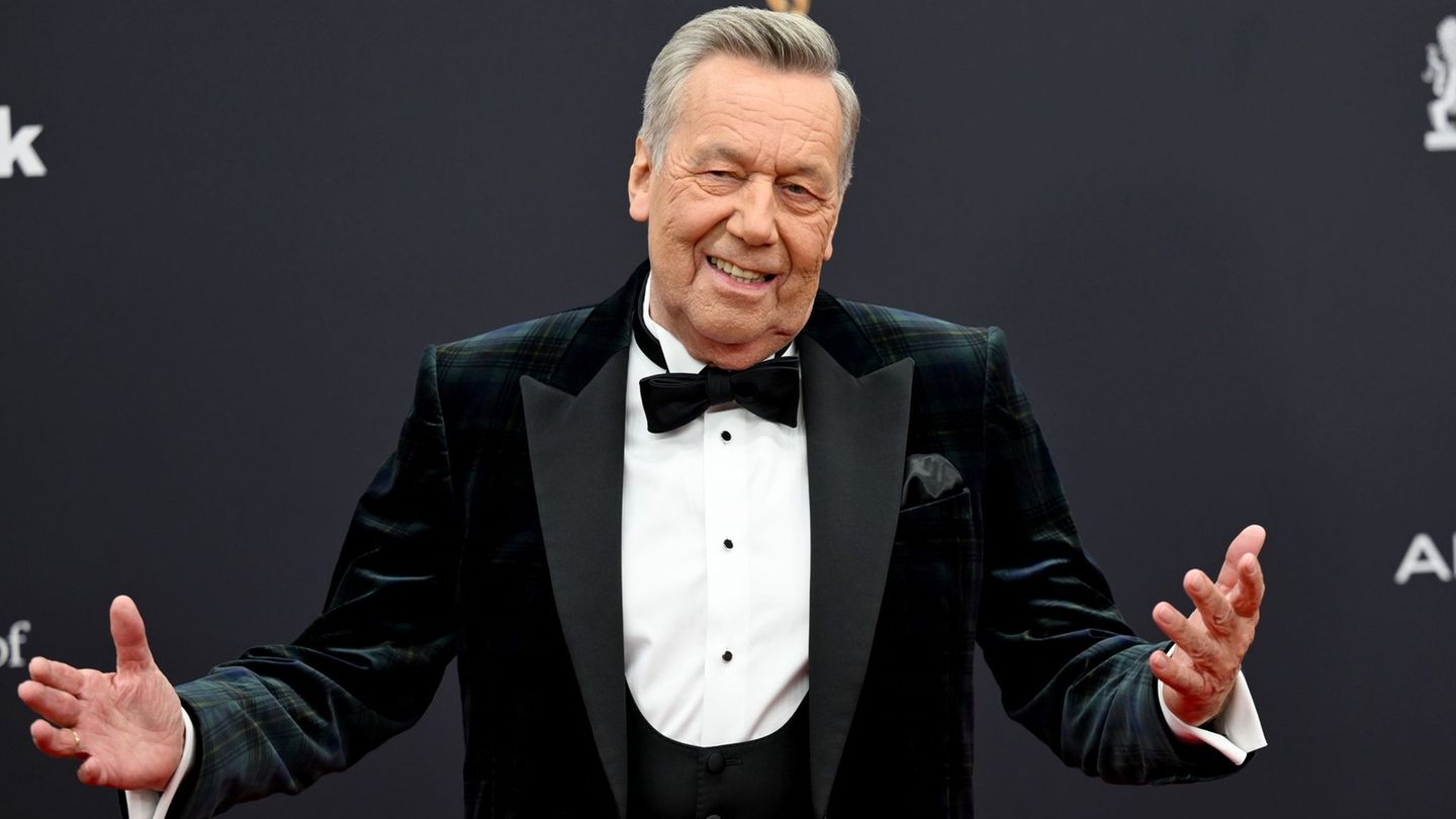 Roland Kaiser ist mit dem Bambi für das Lebenswerk geehrt worden. Foto: Felix Hörhager/dpa