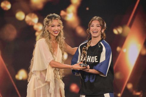 Shirin David (l.) überreicht der Künstlerin Zah1de einen Bambi in der Kategorie "Shootingstar"