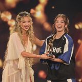 Shirin David (l.) überreicht der Künstlerin Zah1de einen Bambi in der Kategorie "Shootingstar"