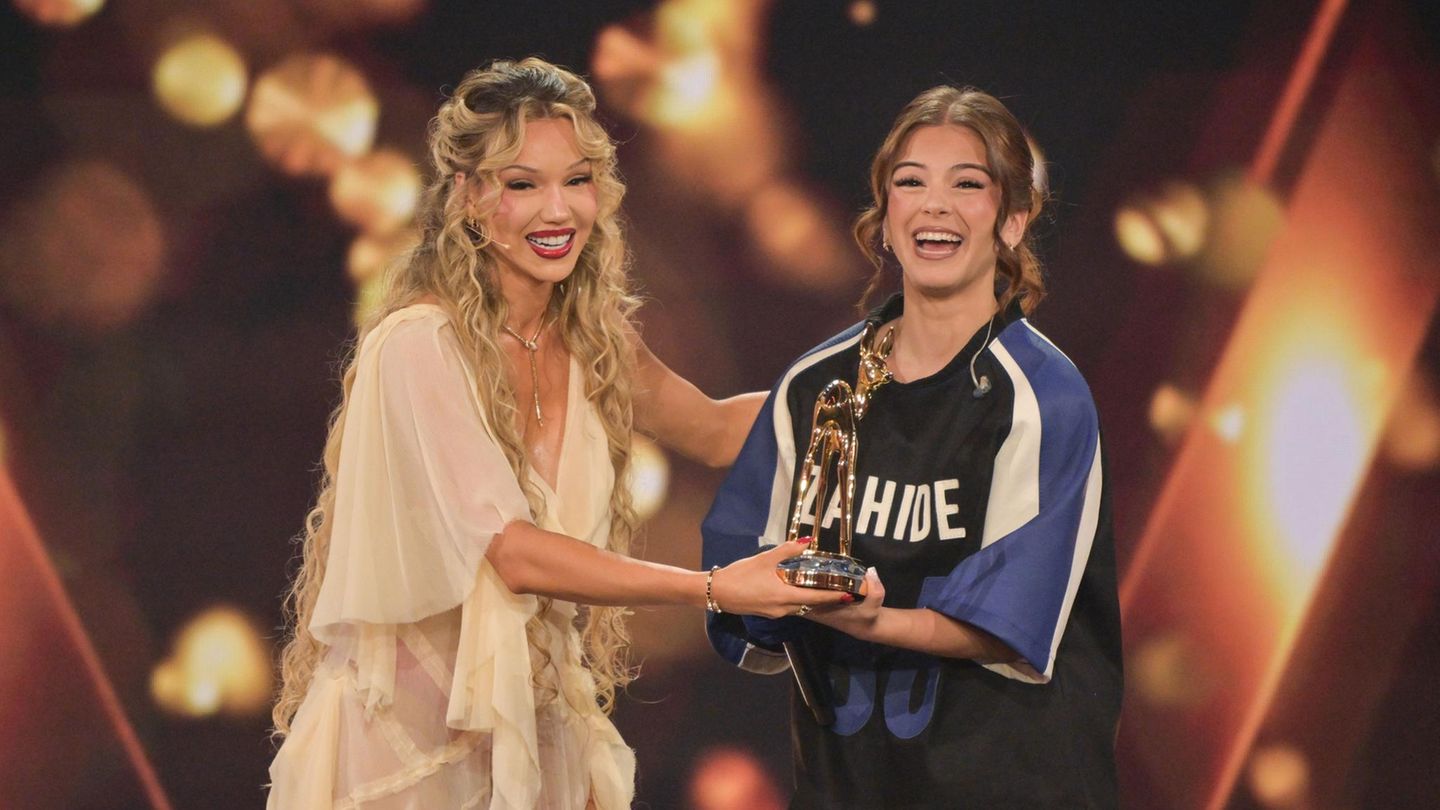 Shirin David (l.) überreicht der Künstlerin Zah1de einen Bambi in der Kategorie "Shootingstar"