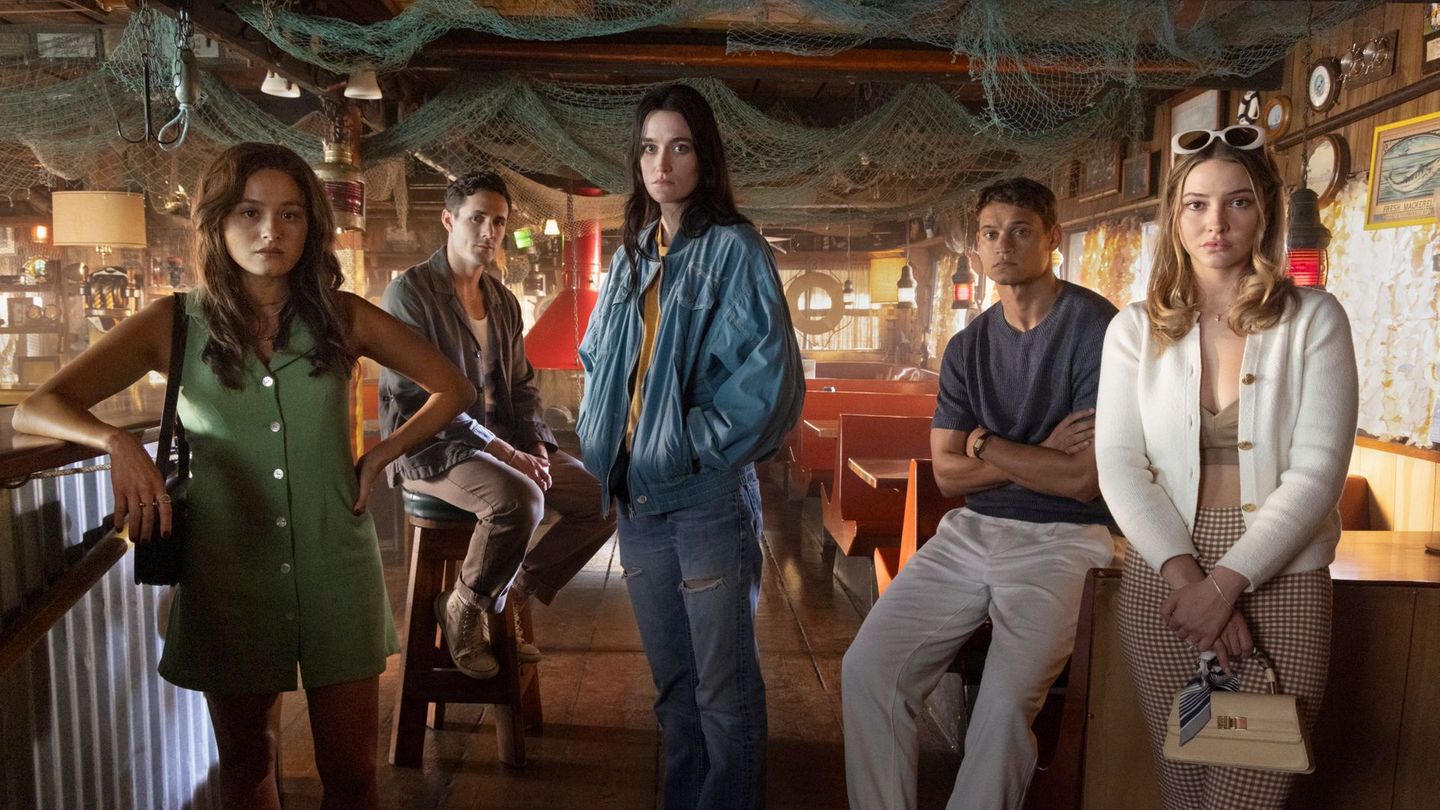Schöne junge Menschen, denen ein blutiger Slasher-Albtraum bevorsteht: Chase Sui Wonders, Jonah Hauer-King, Sarah Pidgeon, Tariq Withers und Madelyn Cline (von links) spielen die Hauptrollen in "Ich weiß, was du letzten Sommer getan hast".