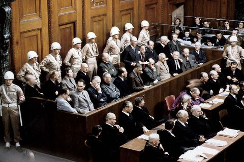 Historische Aufnahme vom Nürnberger Prozess (1945-1946) gegen die Kriegsverbrecher des NS-Regimes: In der vorderen Reihe sind unter den Angeklagten Hermann Göring, Rudolf Hess und Joachim von Ribbentrop (von links) zu sehen.