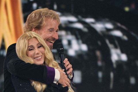 Gottschalk (75) umarmte Cher (79) auf der Bühne. Foto: Peter Kneffel/dpa