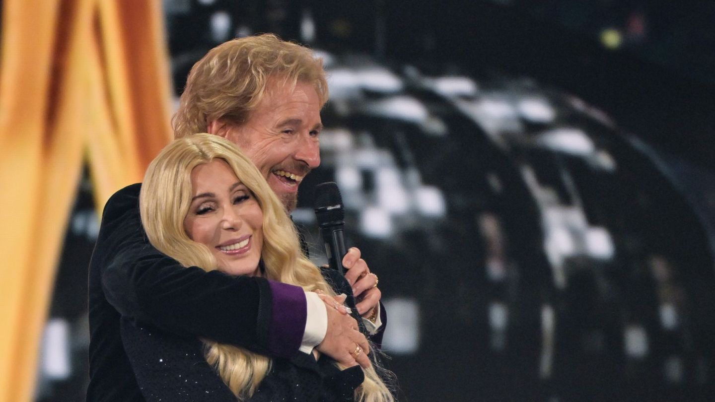 Thomas Gottschalk, 75, umarmt Cher, 79, während der Bambi-Verleihung auf der Bühne