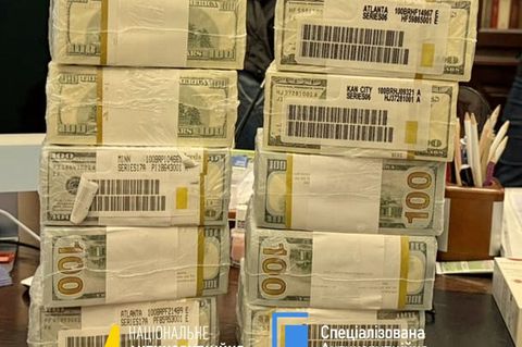 Druckfrische originalverpackte Dollar-Bündel werden in der Ukraine für Schmiergeldzahlungen verwendet. Foto: -/Nationales Antiko