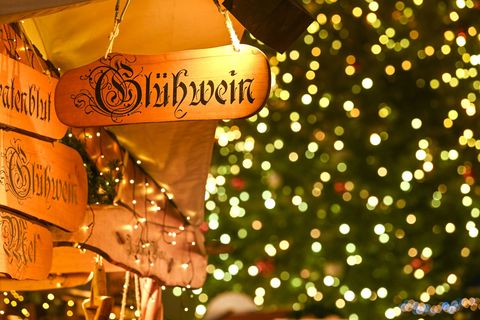 Die Preise für Weihnachtsmarkt-Leckereien bleiben fast unverändert. (Archivbild) Foto: Heiko Rebsch/dpa